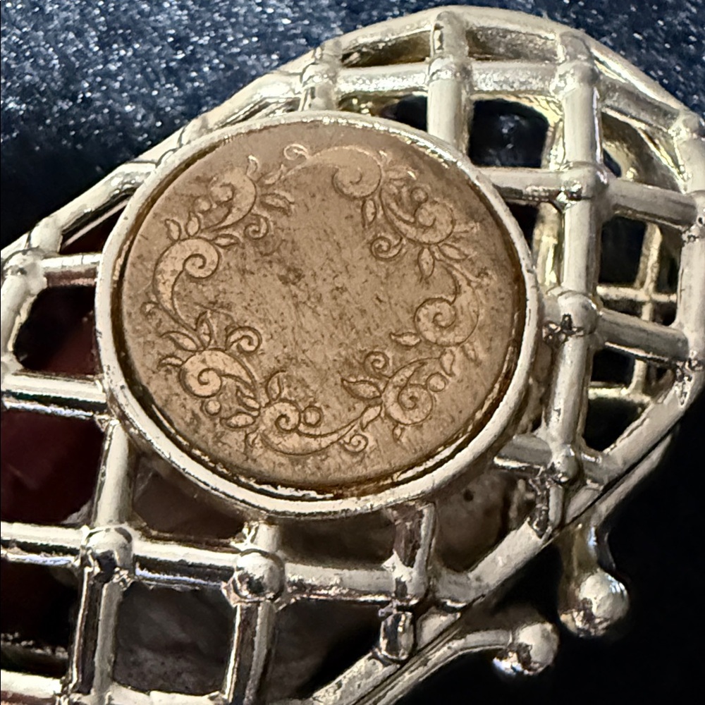 Gold Lattice Keychain with Red Detail - Picture 2 of 4